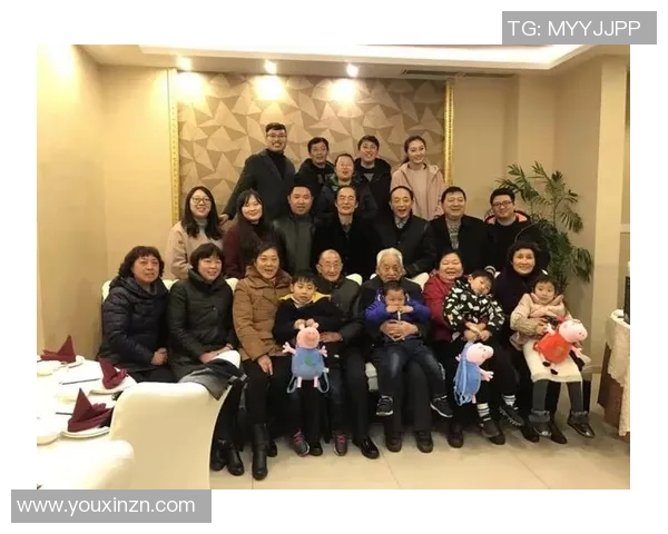 与足球明星亲密合影的粉丝瞬间记录了梦想与热爱的美好时刻 与足球明星亲密合影的粉丝瞬间记录了梦想与热爱的美好时刻